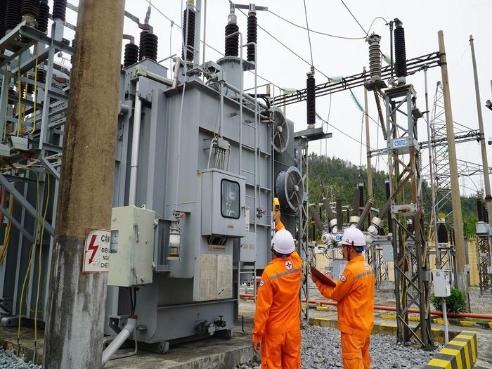 Nhân viên Tổ thao tác lưu động Xí nghiệp Lưới điện cao thế kiểm tra thông số MBA vào giờ cao điểm