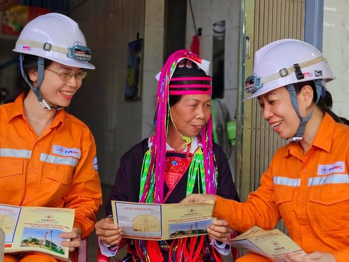 Nhân viên Điện lực Hải Hà (CTĐL Quảng Ninh) hướng dẫn người dân và doanh nghiệp sử dụng điện an toàn và tiết kiệm trong mùa nắng nóng