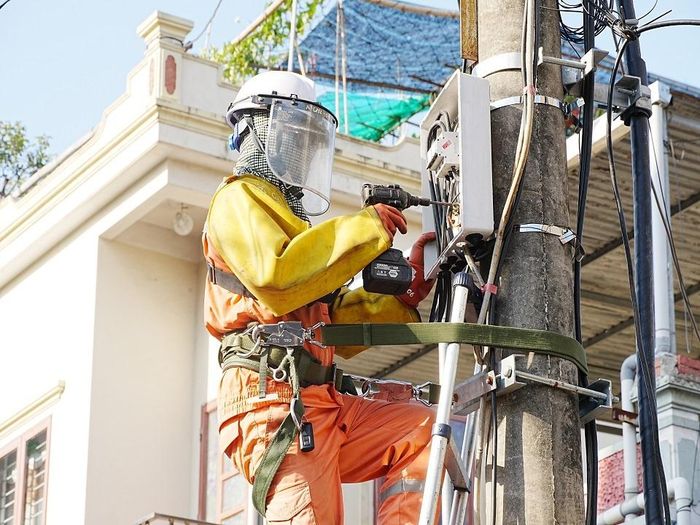 Nhân viên Điện lực Cẩm Phả (Công ty Điện lực Quảng Ninh) phân tải lộ hạ thế những ngày nắng nóng