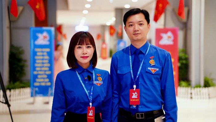 Đồng chí Nguyễn Ngọc Tâm chụp hình lưu niệm cùng đồng chí Nguyễn Minh Triết, Ủy viên dự khuyết Trung ương Đảng, Bí thư thường trực Trung ương Đoàn, Chủ tịch Hội Sinh viên Việt Nam 