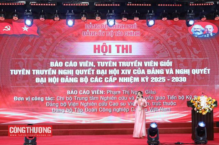 Thí sinh Phạm Thị Ngọc Giàu (Đảng bộ Bộ Tài chính) trình bày chuyên đề Đột phá phát triển khoa học, công nghệ và đổi mới sáng tạo: Từ Nghị quyết Đại hội XIV của Đảng đến chiến lược tăng trưởng xanh của Tập đoàn Công nghiệp Cao su Việt Nam