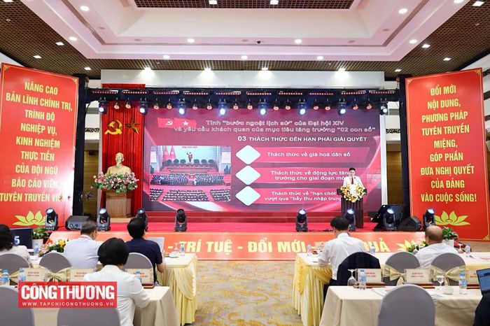 Thí sinh Vũ Đình Hoàng (Đảng Bộ Văn phòng Chính phủ) trình bày chuyên đề Từ tinh thần “hành động” tại Nghị quyết Đại hội XIV đến quyết tâm của Đảng bộ Văn phòng Chính phủ thực hiện thắng lợi mục tiêu tăng trưởng “02 con số”