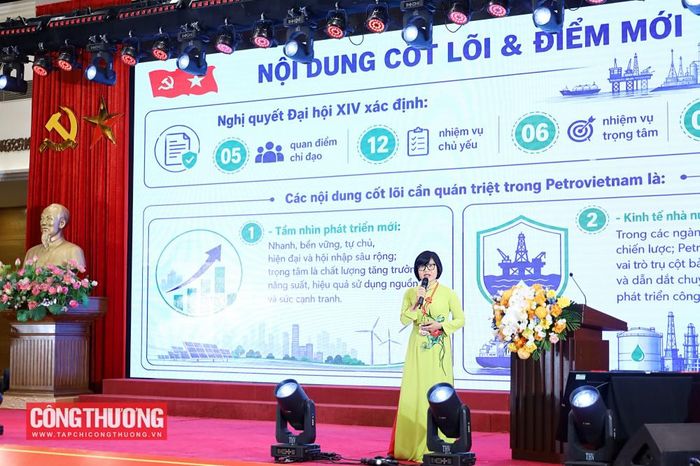 Thí sinh Nguyễn Thị Hoa (Đảng bộ Bộ Tài chính) trình bày chuyên đề chuyên đề Công tác lãnh đạo của Đảng ủy Tập đoàn Công nghiệp - Năng lượng Quốc gia Việt Nam trong triển khai, thực hiện Nghị quyết Đại hội XIV của Đảng