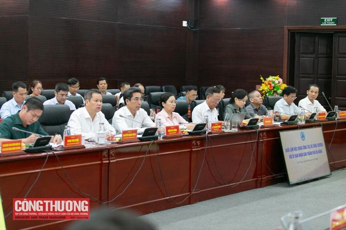 Chủ tịch UBND thành phố Đà Nẵng Nguyễn Mạnh Hùng, Phó Chủ tịch UBND thành phố Phan Thái Bình, Phó Chủ tịch UBND Trần Chí Cường; Giám đốc Sở Công Thương thành phố Lê Thị Kim Phương cùng đại diện các Sở, ban ngành địa phương. tham dự buổi làm việc.