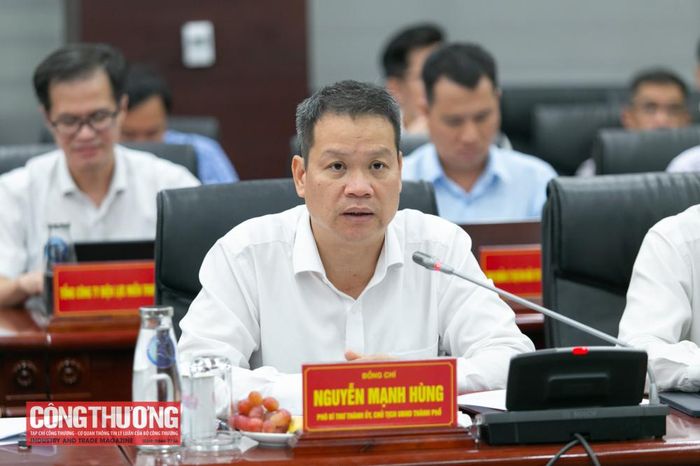 Chủ tịch UBND thành phố Đà Nẵng Nguyễn Mạnh Hùng thông tin với Đoàn công tác Bộ Công Thương về tình hình phát triển kinh tế - xã hội của thành phố.