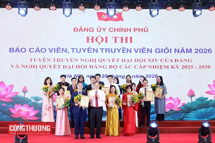 Đồng chí Phạm Gia Túc, Ủy viên Bộ Chính trị, Phó Bí thư Thường trực Đảng ủy, Phó Thủ tướng Thường trực Chính phủ trao Giấy chứng nhận, tặng hoa và chúc mừng thí sinh đạt giải nhất Hội thi