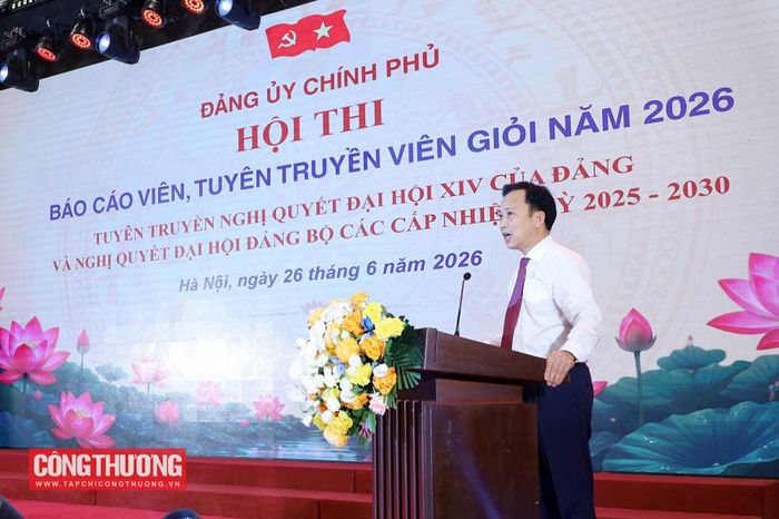 Đồng chí Lại Xuân Lâm, Phó Bí thư Đảng ủy Chính phủ, Trưởng Ban Tổ chức Hội trình bày Báo cáo Tổng kết Hội thi