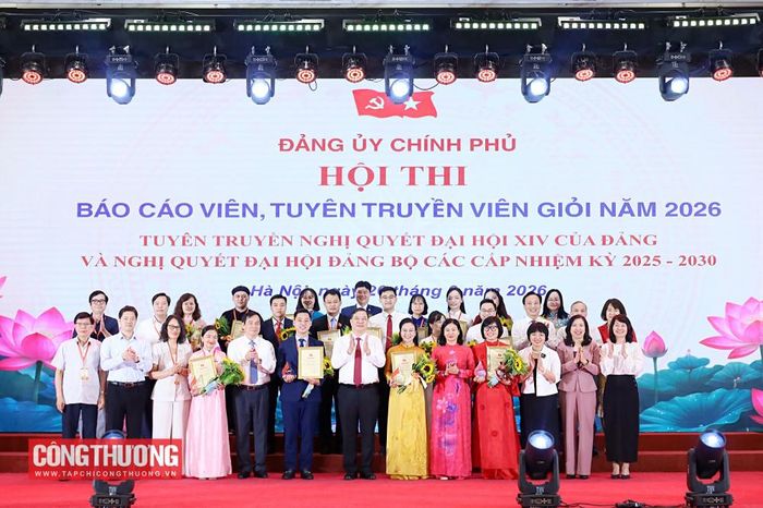 Đồng chí Phạm Gia Túc, Ủy viên Bộ Chính trị, Phó Bí thư Thường trực Đảng ủy, Phó Thủ tướng Thường trực Chính phủ cùng các đồng chí lãnh đạo, các vị khách quý, Ban Tổ chức, Ban Giám khảo Hội thi chụp ảnh lưu niệm với 17 Thí sinh của Hội thi