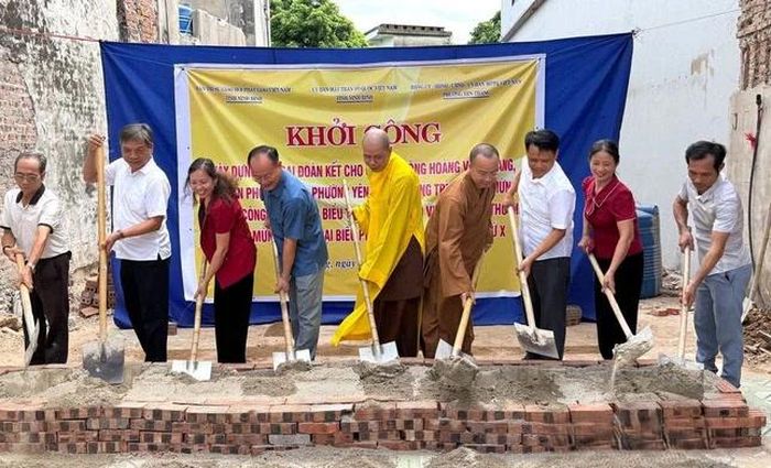 Thượng tọa Thích Trí Như, Phó Trưởng ban Trị sự GHPGVN tỉnh Ninh Bình cùng chư tôn đức, lãnh đạo chính quyền tiến hành khởi công xây dựng nhà cho gia đình ông Hoàng Văn Quang (Chợ Bến, phường Yên Thắng)