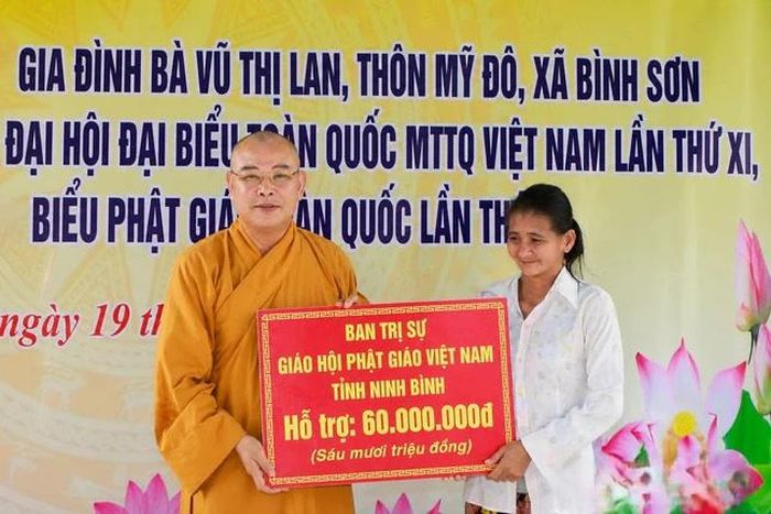 Thượng tọa Thích Bản Lượng, Phó Trưởng ban Trị sự GHPGVN tỉnh Ninh Bình trao hỗ trợ xây dựng nhà cho gia đình đình bà Vũ Thị Lan (thôn Mỹ Đô, xã Bình Sơn)