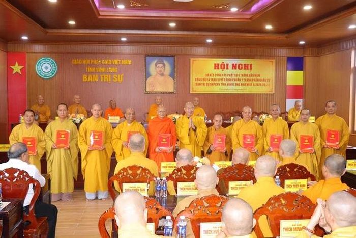 Trao quyết định đến thành viên Ban Trị sự