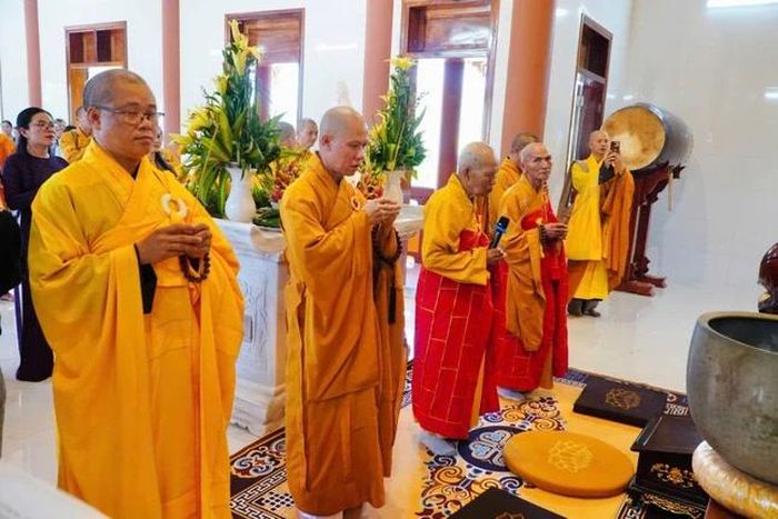 Niêm hương bạch Phật 