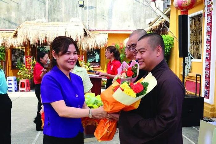 Tặng hoa tri ân tinh thần phụng sự