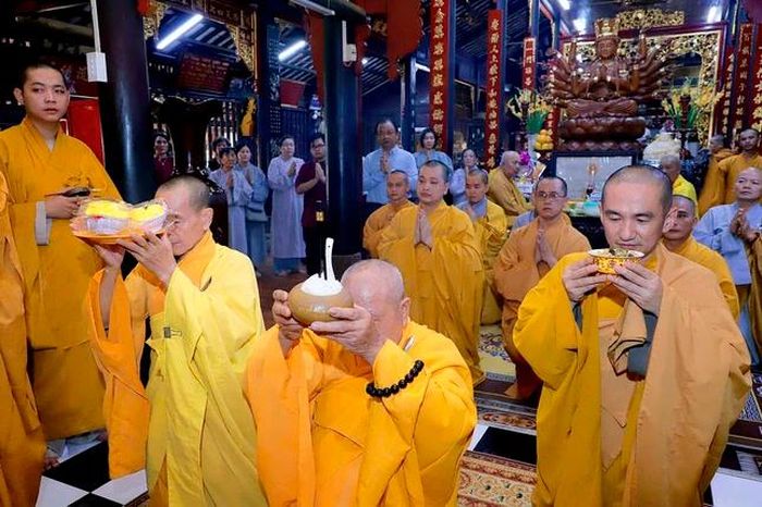 Môn đồ đệ tử dâng phạn thực cúng dường