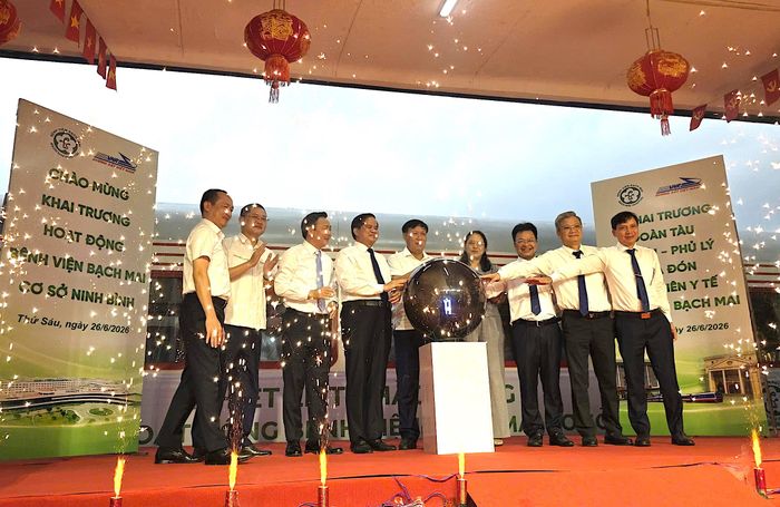 Các đại biểu chính thức khai trương đoàn tàu Hà Nội - Phủ Lý.