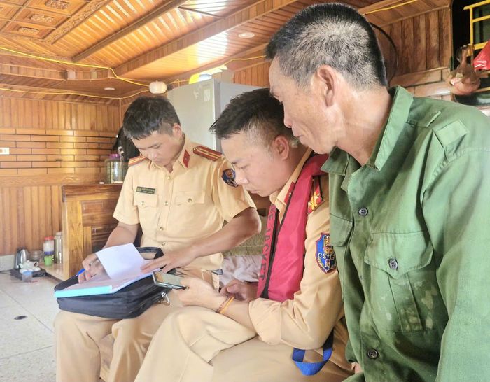 Tổ công tác Đội CSGT đường thủy số 2, Phòng CSGT Công an tỉnh Bắc Ninh lập biên bản xử lý thuyền trưởng vi phạm.