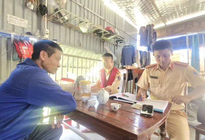Tổ công tác Đội CSGT đường thủy số 2, Phòng CSGT Công an tỉnh Bắc Ninh lập biên bản xử lý chủ bến thủy vi phạm.