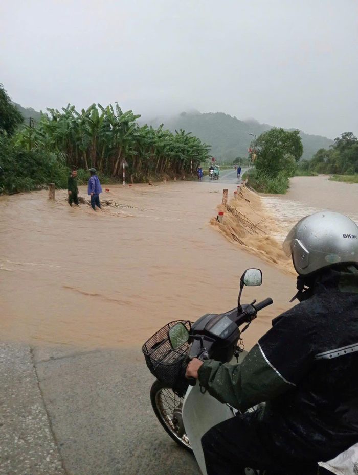Khu vực cầu Tràn Quang bị ngập sâu.