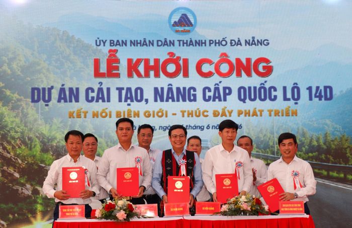 Tại buổi lễ, đại diện Ban Quản lý dự án đầu tư xây dựng các công trình giao thông và nông nghiệp Đà Nẵng đã cùng Trung tâm Phát triển quỹ đất thành phố và UBND các xã Bến Giằng, Nam Giang và La Dêê (nơi dự án đi qua) cùng ký cam kết bàn giao mặt bằng và thi công đúng tiến độ đề ra.