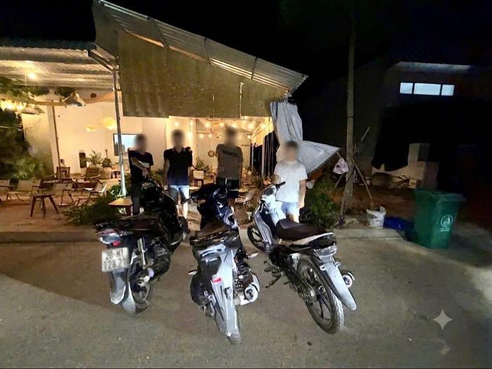 Nhóm thanh, thiếu niên tháo biển số xe để đối phó với cơ quan chức năng.