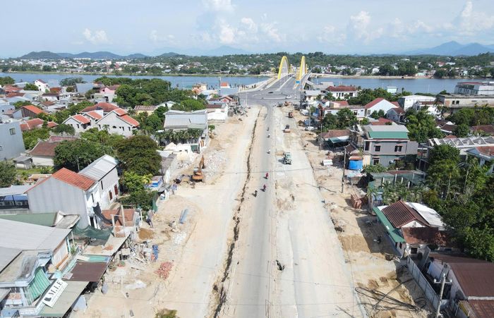 Đại diện Ban QLDA Đầu tư xây dựng công trình giao thông TP Huế thông tin, theo dự toán công tác di dời, ngầm hóa điện trung, hạ thế và trạm biến áp để thực hiện dự án đầu tư xây dựng đường Nguyễn Hoàng, với kinh phí hơn 12 tỷ đồng do Công ty Điện lực Huế thực hiện di dời.