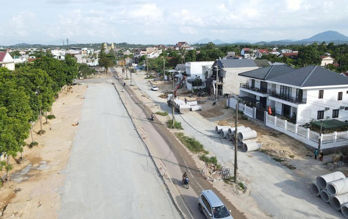 Theo ghi nhận của phóng viên Báo Xây dựng, tuyến đường có chiều dài hơn 1km, nhưng có 10 trụ điện án ngữ giữa đường kéo dài gần 400m và 7 thửa đất người dân chưa bàn giao gây ảnh hưởng đến đào, đắp nền đường và lu lèn.
