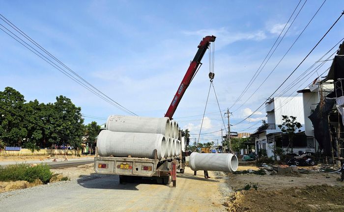 Riêng đoạn do Công ty Cổ phần Đầu tư và Xây dựng An Thuận thi công phấn đấu hoàn thành hệ thống cống dọc dài khoảng 300m và cấp phối đá dăm mặt đường. Đoạn còn lại đang vướng mặt bằng phải chờ tháo gỡ mới thi công được.