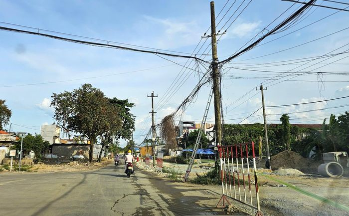 Lãnh đạo Công ty Điện lực Huế cho biết, dự án mở rộng đường Nguyễn Hoàng sẽ di dời 22 vị trí trụ điện. Đến nay, đơn vị đã cho di dời tạm 22 vị trí trụ điện vào phía trong tuyến đường.