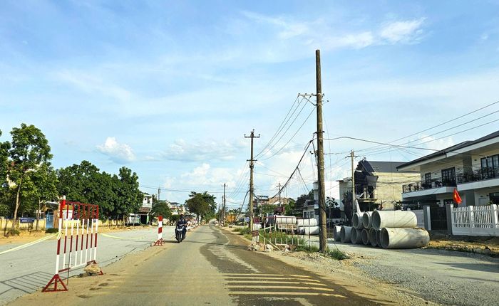 Tuy nhiên, trên tuyến do đơn vị đảm nhận thi công vẫn còn vướng 4 trụ điện và 1 thửa đất chưa bàn giao. Dù vậy, nhưng đơn vị vẫn tập trung thi công, đến nay đạt hơn 40% khối lượng công việc.