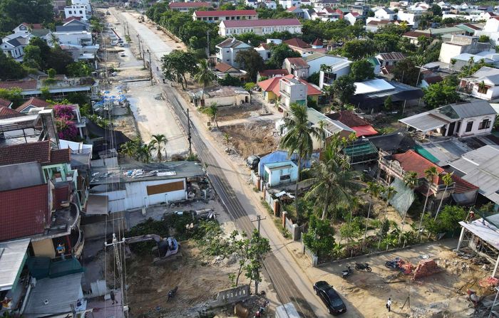 Trên tuyến đang còn vướng 6 trụ điện và 6 thửa đất chưa được bàn giao mặt bằng khiến nhà thầu chưa thể đắp khoảng 370m nền đường bên phải và 300m nữa trong bên trái. Nhà thầu rất lo lắng về tiến độ, trong khi chỉ còn 2 tháng nữa sẽ đến mùa mưa. Lúc này, công tác đào, đắp nền đường gặp nhiều khó khăn, tiến độ sẽ không đảm bảo theo hợp đồng.