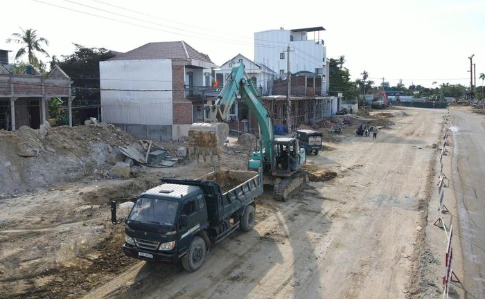 Ông Phạm Văn Hiền, Chỉ huy trưởng Công ty Cổ phần Tập đoàn Thắng Lợi cho biết, sau khi nhận mặt bằng, nhà thầu đã huy động thiết bị, nhân công tập trung đẩy nhanh tiến độ thi công nền, mặt đường, cấu kiện đúc sẵn và đúc dầm, cọc khoan nhồi cầu An Ninh Hạ.