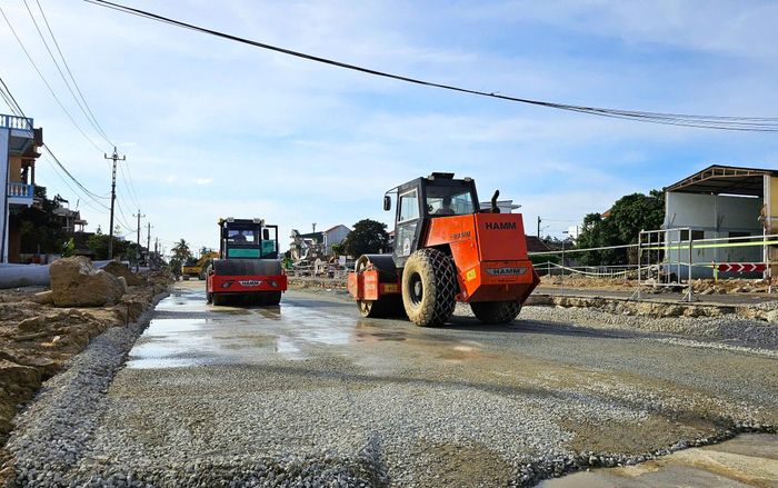 Dự kiến, khoảng 20 ngày nữa sẽ cho thảm nhựa và làm vỉa hè đoạn khoảng 300m đoạn trái tuyến từ đường Lý Nam Đế đến đường Phạm Thị Liên. Phía phải tuyến phải hoàn thành hệ thống thoát nước và cấp phối đá dăm.