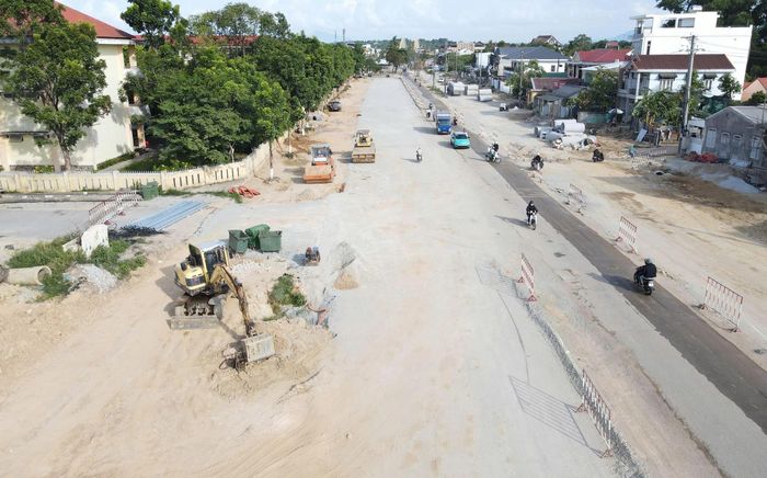 Cùng với đó, đang cho thu hồi 16 vị trí trụ điện, còn lại 6 vị trí dự kiến hoàn thành trước 29/6 để bàn giao mặt bằng cho nhà thầu thi công. Sau khi nhà thầu thi công hoàn thành hạ tầng vỉa hè, đơn vị sẽ triển khai thi công hệ thống điện ngầm trong thời gian 30 ngày sẽ hoàn thành.