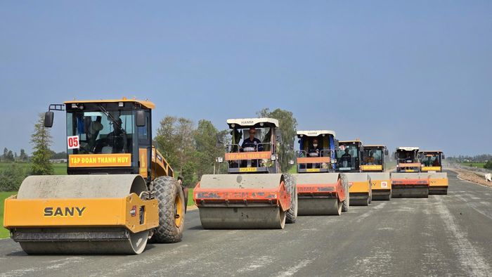 Trong quá trình triển khai thi công, chủ đầu tư và các nhà thầu liên quan (Tư vấn giám sát, nhà thầu thi công,...) có trách nhiệm quản lý chất lượng công trình, nghiệm thu khối lượng từng giai đoạn tuân thủ theo quy định tại các Nghị định số 06/2021/NĐ-CP ngày 26/1/2021 của Chính phủ quy định chi tiết một số nội dung về quản lý chất lượng, thi công xây dựng và bảo trì công trình xây dựng.
