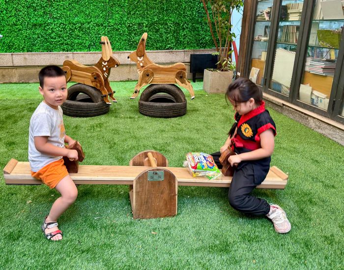 Trẻ em trải nghiệm các thiết bị vui chơi và hoạt động sáng tạo tại "Chòi Chơi".