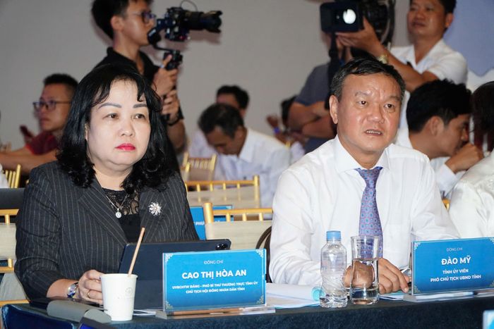 Bà Cao Thị Hòa An, Phó bí thư thường trực Tỉnh ủy Đắk Lắk và ông ông Đào Mỹ, Phó chủ tịch UBND tỉnh tham dự hội thảo. Ảnh: N.H