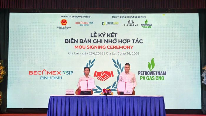 Ông Nguyễn Văn Lăng - Thành viên HĐQT, Tổng Giám đốc Công ty CP Becamex Bình Định (bìa trái) và Ông Vũ Duy Đông - Giám đốc Công ty CP CNG Việt Nam thực hiện nghi thức ký kết biên bản ghi nhớ hợp tác.