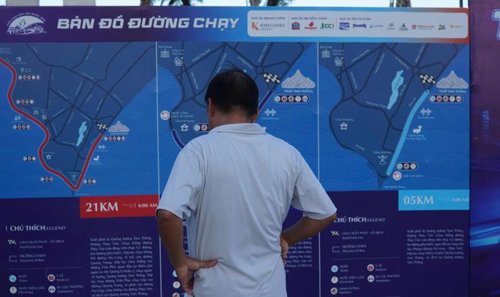 Người dân háo hức xem bản đồ cung đường chạy.