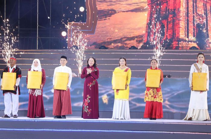 Phó Chủ tịch nước Võ Thị Ánh Xuân tặng quà cho đại diện các đoàn tham gia tại Ngày hội Văn hóa dân tộc Chăm lần thứ VI, năm 2026.