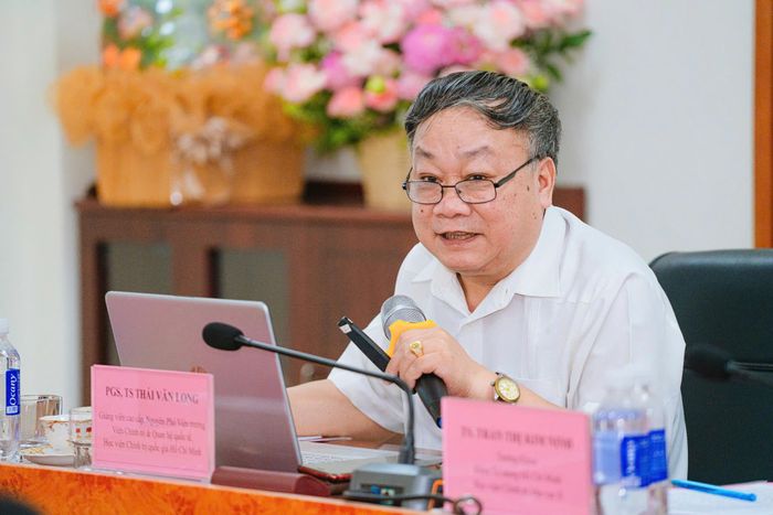 PGS.TS Thái Văn Long, nguyên Phó viện trưởng Viện Chính trị và Quan hệ quốc tế, Học viện Chính trị Quốc gia Hồ Chí Minh phát biểu tại hội thảo.