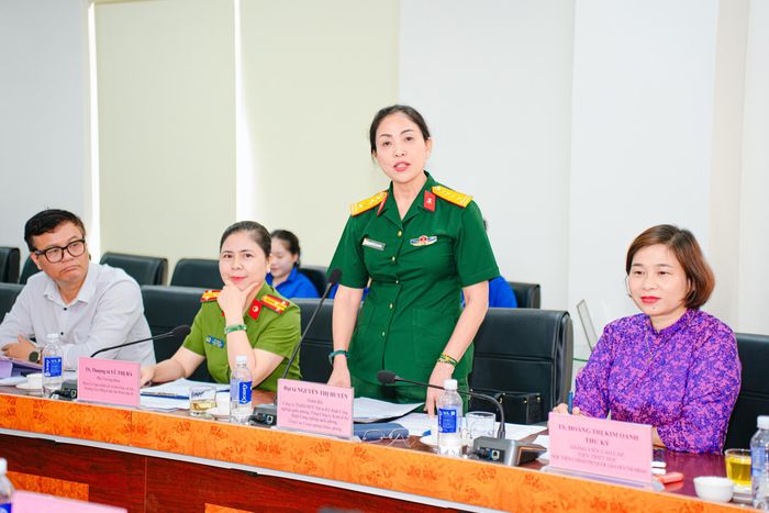Đại tá Nguyễn Thị Huyền, Giám đốc Công ty TNHH MTV Vật tư Kỹ thuật Công nghiệp quốc phòng phát biểu tại hội thảo