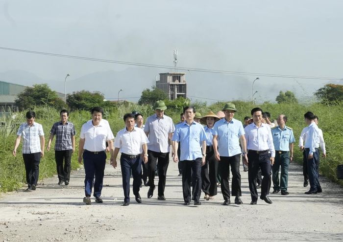 Thành viên Tổ công tác số 2 tỉnh Quảng Ninh kiểm tra, chỉ đạo tháo gỡ khó khăn, vướng mắc cho từng dự án trên địa bàn phường Cao Xanh.