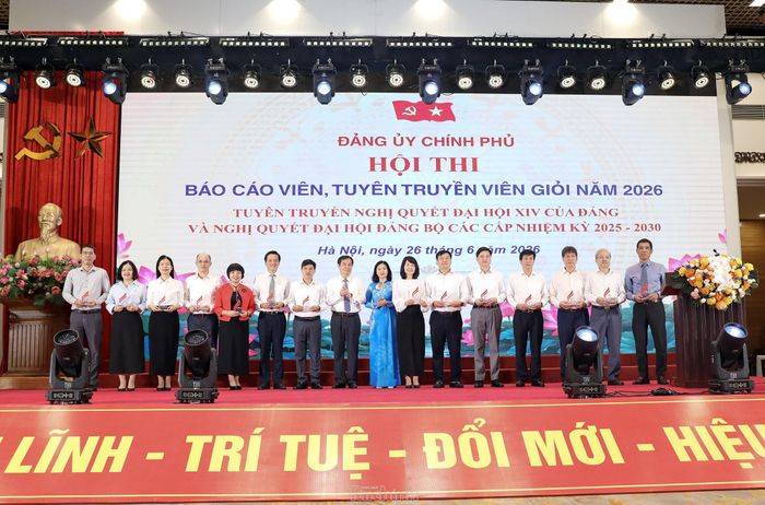 Đại diện các đảng ủy trực thuộc Đảng ủy Chính phủ nhận biểu trưng của cuộc thi.