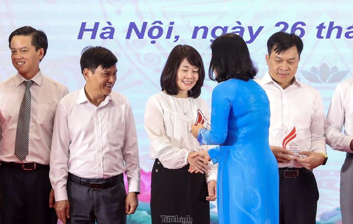 Đồng chí Nguyễn Thị Thu Lan - Phó Bí thư chuyên trách Đảng ủy Bộ Tài chính nhận biểu trưng của hội thi.
