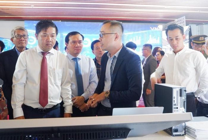 Lãnh đạo tỉnh Đắk Lắk tham quan các gian hàng công nghệ, chuyển đổi số tại hội thảo.