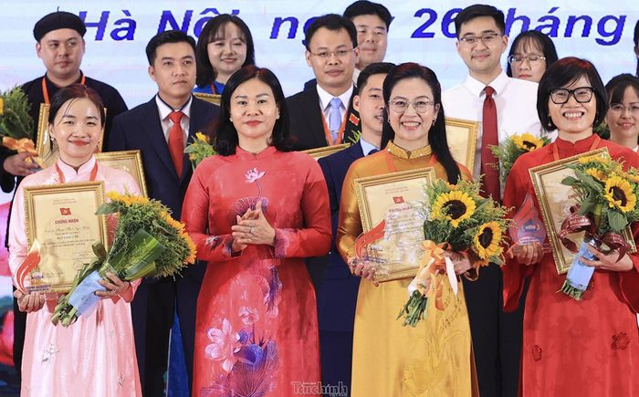  Đồng chí Nguyễn Thị Tuyến, Ủy viên Trung ương Đảng, Phó Bí thư chuyên trách Đảng ủy Chính phủ trao giải cho các thí sinh đạt giải Nhì. Đồng chí Phạm Thị Ngọc Giàu (ngoài cùng bên trái) -Đảng bộ Tập đoàn Công nghiệp Cao su Việt Nam và đồng chí Nguyễn Thị Hoa (ngoài cùng bên phải) Đảng bộ Tập đoàn công nghiệp, năng lượng Quốc gia Việt Nam là 2 trong 3 thí sinh đạt giải Nhì chung cuộc.