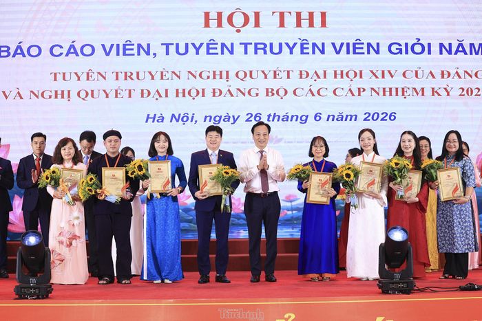  Đồng chí Lại Xuân Lâm, Phó Bí thư chuyên trách Đảng ủy Chính phủ, Trưởng Ban Tổ chức Hội thi. Đồng chí Nguyễn Lệ Thu - báo cáo viên Đảng bộ Ngân hàng Nhà nước là 1 trong 8 thí sinh đạt giải Khuyến khích.