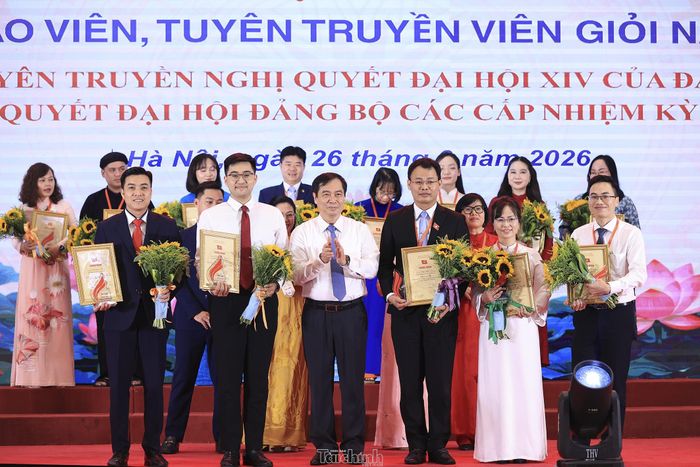 Đồng chí Phan Xuân Thủy, Phó Trưởng Ban Tuyên giáo và Dân vận Trung ương trao giải cho các thí sinh đạt giải Ba.