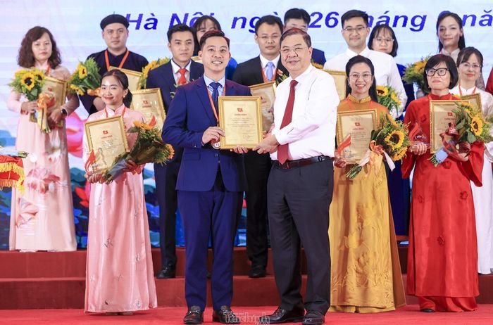  Đồng chí Phạm Gia Túc, Ủy viên Bộ Chính trị, Phó Bí thư Thường trực Đảng ủy Chính phủ, Phó Thủ tướng Thường trực Chính phủ trao giải Nhất cho cho đồng chí Dương Nhật Hoàng – báo cáo viên Đảng bộ Ngân hàng Nhà nước.