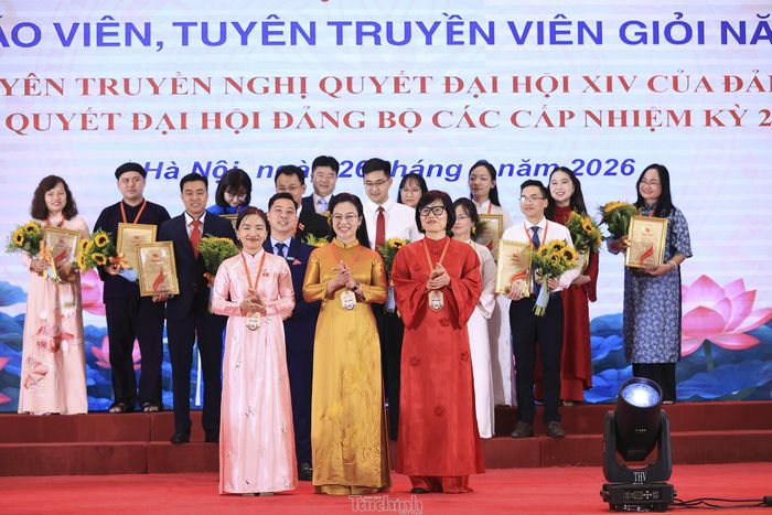 Đảng bộ Bộ Tài chính có 02 thí sinh đạt Giải Nhì, là đồng chí Phạm Thị Ngọc Giàu(hàng đầu bên trái), Tập đoàn Cao su VN và đồng chí Nguyễn Thị Hoa (hàng đầu bên phải), Tập đoàn CN Năng lượng Quốc gia